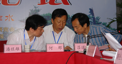 會(huì)場掠影：與會(huì)人員相互交流經(jīng)驗(yàn)