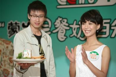 王珞丹出席活動自信能當(dāng)賢妻良母(組圖)