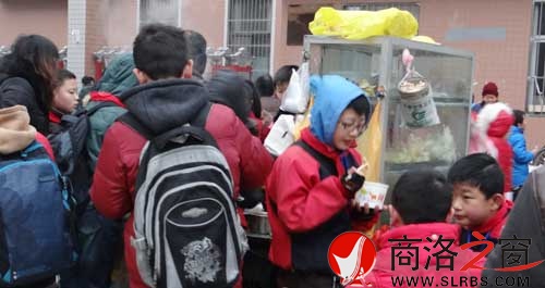 商洛市小學(xué)門(mén)外紅火的早餐市場(chǎng)