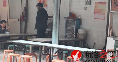 早餐結(jié)束后，攤點(diǎn)的餐桌下滿是廢棄的垃圾。