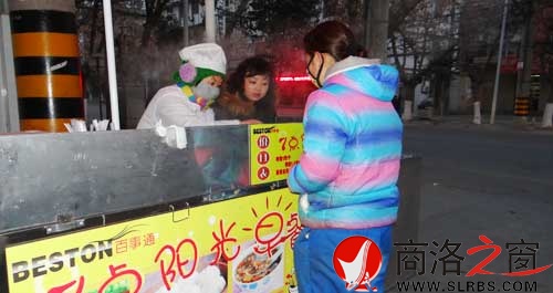 1月10日，天還沒(méi)有完全亮，李亞婷就在市區(qū)商中路口招呼前來(lái)購(gòu)買早餐的顧客。