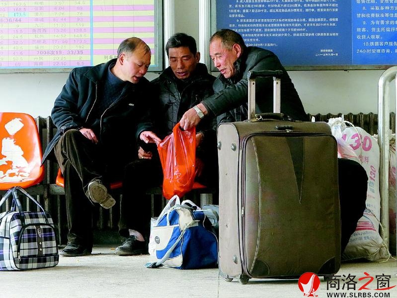 他們?nèi)齻€(gè)人坐在一起，面前放著大大小小的行李包