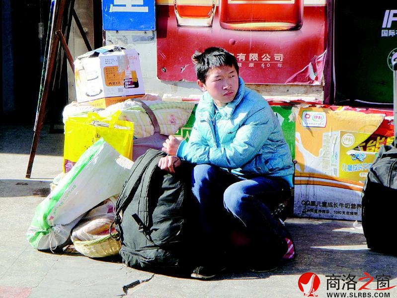 一個(gè)人，一堆行李。他看上去還是一個(gè)稚氣未脫的孩子