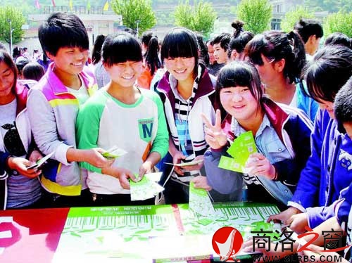 4月30日，“綠書簽行動(dòng)2014”系列宣傳活動(dòng)給丹鳳縣資峪鎮(zhèn)九年制學(xué)校捐贈(zèng)價(jià)值2萬余元的圖書