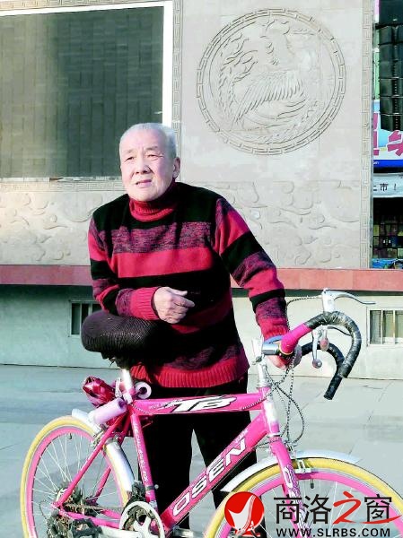 80歲的潘達(dá)文出門總是騎著他的山地自行車