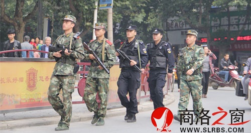 節(jié)日期間市、區(qū)公安機(jī)關(guān)和駐商武警開(kāi)展武裝聯(lián)勤