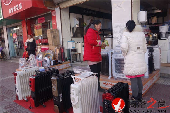 寒冬時(shí)節(jié)，市區(qū)商州商城里賣取暖小家電的商鋪生意興隆，不時(shí)有顧客前來詢問購買。