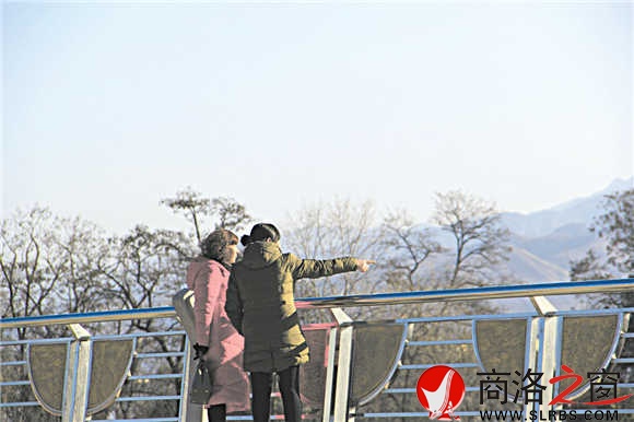 站在環(huán)城北路上，商洛市區(qū)盡收眼底，環(huán)城北路已經(jīng)成為商洛城市的一條觀景路。