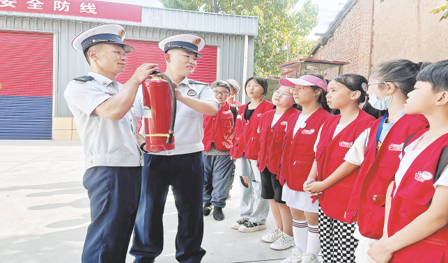 “黨報(bào)小記者 童眼看商洛”活動走進(jìn)消防救援站