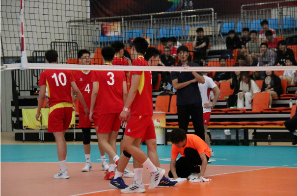 記錄、擦地、撿球......U19賽場上這群商洛年輕人很忙