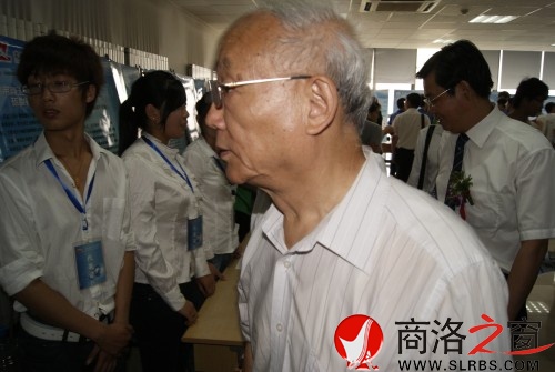 中科院院士侯洵等領(lǐng)導(dǎo)專家觀看商洛學(xué)院展臺(tái)--王帥攝_conew1.jpg