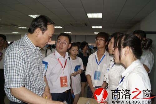 理工大老師觀看商洛學(xué)院展臺(tái)--王帥攝_conew1.jpg