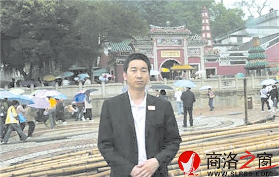 陳志民，網(wǎng)名草衣木食，1968年生于丹鳳，曾在軍中多年，現(xiàn)任北京某勘察公司董事。