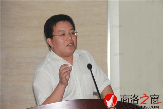 陜西省大學(xué)生創(chuàng)業(yè)協(xié)會(huì)副會(huì)長(zhǎng) 商洛市青年創(chuàng)業(yè)協(xié)會(huì)會(huì)長(zhǎng)  商洛響當(dāng)當(dāng)文化傳媒有限公司總經(jīng)理黃鵬宣講他的創(chuàng)業(yè)故事和創(chuàng)業(yè)心得