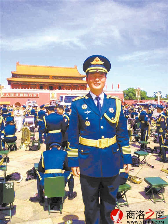 閱兵結束后，陳沖趕緊讓戰(zhàn)友為自己拍照留念，把這一激動時刻永遠定格。