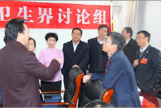 2月5日下午，市政協(xié)四屆一次會議科技、體育、醫(yī)療衛(wèi)生界委員在小組討論休息時間，還在熱烈討論提案修改的幾個細(xì)節(jié)問題。