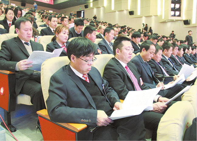 2月5日上午，市四屆人大一次會議開幕，出席大會的市人大代表認(rèn)真聆聽政府工作報告。