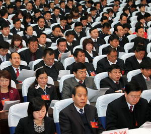 人大代表、政協(xié)委員認(rèn)真聽取市人大常委會(huì)工作報(bào)告和兩院工作報(bào)告