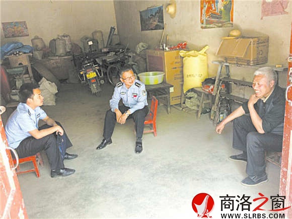 汪毅在轄區(qū)走訪，了解民情。