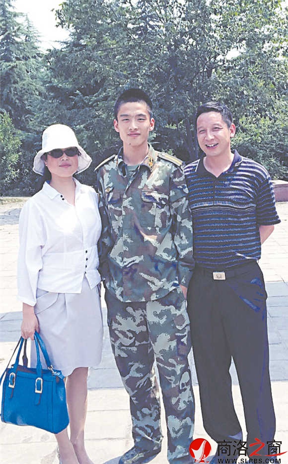 朱盛如、劉锳夫婦和就讀于武警工程大學(xué)的兒子朱建豪的全家照