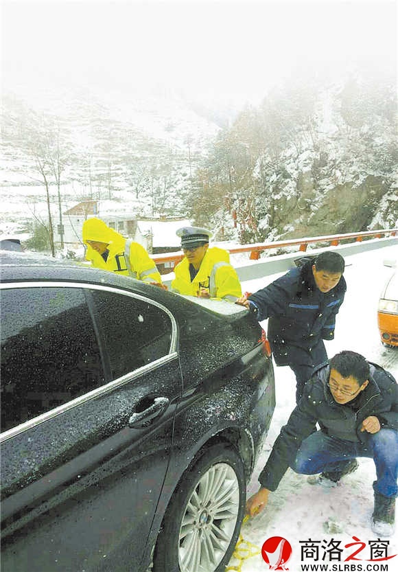 下雪天，是高速民警最辛苦的時候。