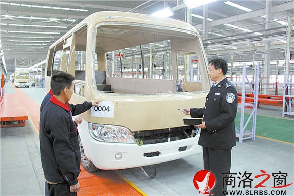 入冬以來，安建明多次深入園區(qū)企業(yè)進行安全檢查，確保企業(yè)生產(chǎn)安全。