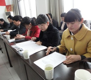 委員們圍繞政府工作報(bào)告展開討論