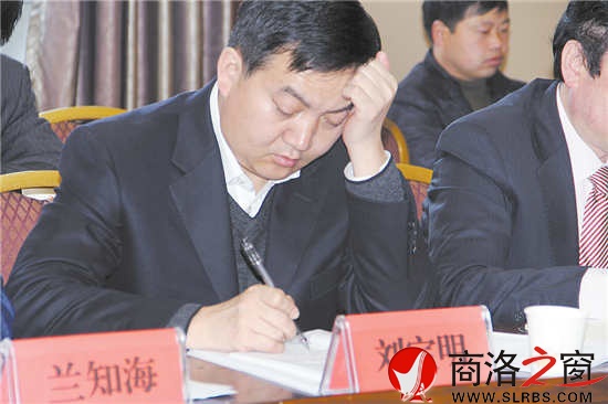 代表認真研讀政府工作報告，反復推敲發(fā)言稿。        （記者 李 亮 攝）