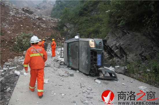 山體滑坡夾帶的滾石將附近的一輛車(chē)砸毀