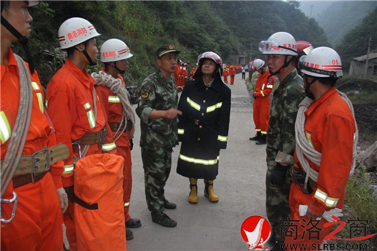 夜幕降臨，參與救援的武警戰(zhàn)士仍在接受任務(wù)。