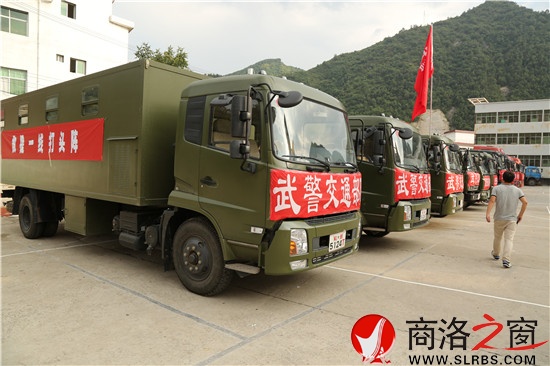 山下整裝待命的救援設(shè)備和車(chē)輛