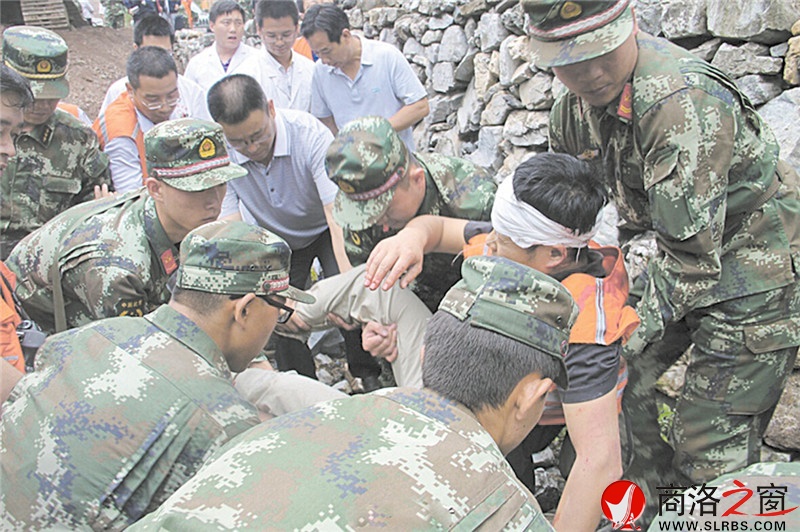 災(zāi)后不到10小時,14名職工和村民獲救。(武警資料)