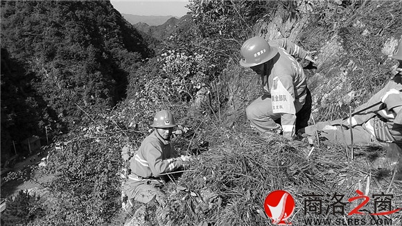 武警黃金五支隊的戰(zhàn)士攀爬上滑坡區(qū)左邊山體，實地檢查地質(zhì)災(zāi)害隱患