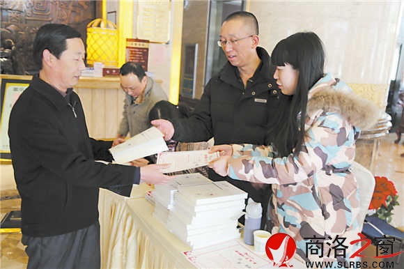 今年市“兩會(huì)”期間，“掌中商洛”工作人員深入會(huì)場(chǎng)為代表、委員下載安裝“掌中商洛”。