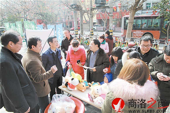 元宵節(jié)當(dāng)天，報(bào)社領(lǐng)導(dǎo)走上街頭為安裝“掌中商洛”的讀者發(fā)放禮品。