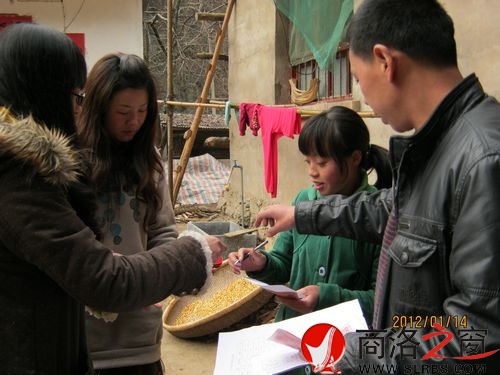 金鳳村三組雙女戶孟遠(yuǎn)麗領(lǐng)取慰問金場景.jpg