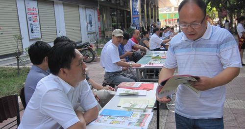 商洛市國土局為市民做土地資源保護宣傳