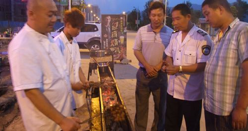 丹鳳食品藥品監(jiān)督管理局對夜市燒烤進行執(zhí)法檢查