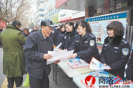 每年1月10日110宣傳日，110指揮中心的民警都會走上街頭進(jìn)行法律宣傳。