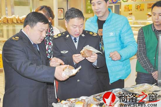 局長(zhǎng)李育善帶隊(duì)檢查食品安全