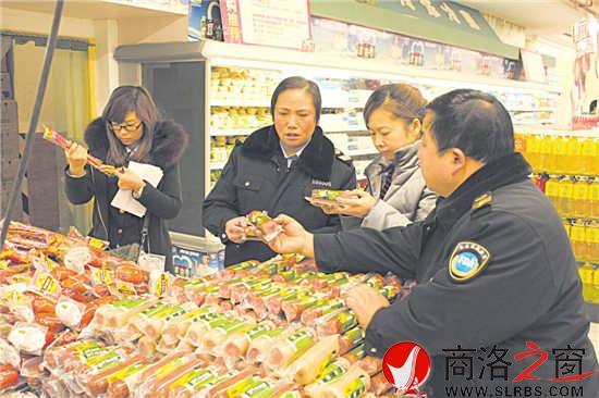 市食品藥品監(jiān)督管理局副局長、市食品藥品監(jiān)察支隊(duì)隊(duì)長趙宏俠帶隊(duì)在超市檢查食品安全。