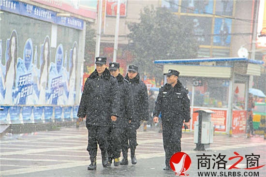 1月27日，雪花鋪天蓋地，葉宏仍帶領(lǐng)同事不畏嚴(yán)寒在車站一帶巡邏。