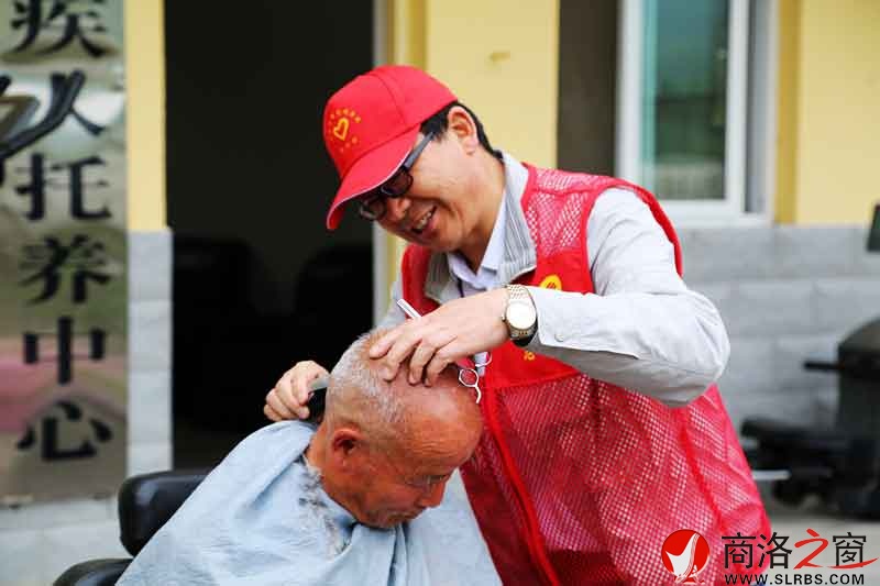 商洛國(guó)稅志愿者到敬老院慰問孤寡老人