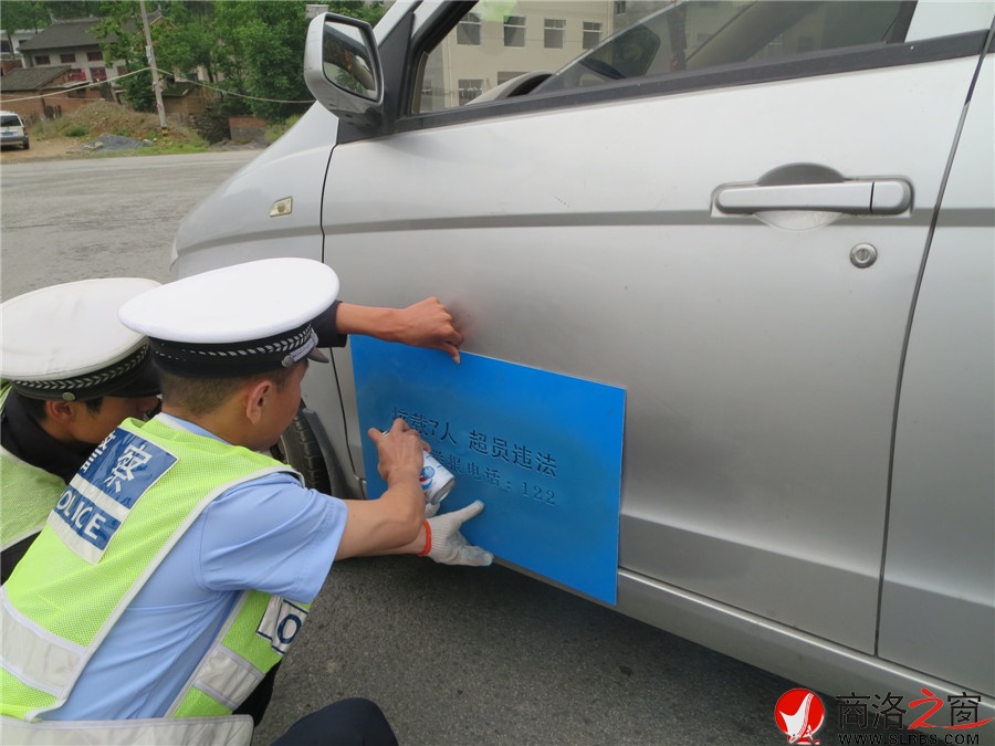 商州開展對(duì)農(nóng)村面包車噴涂核載提示標(biāo)識(shí)