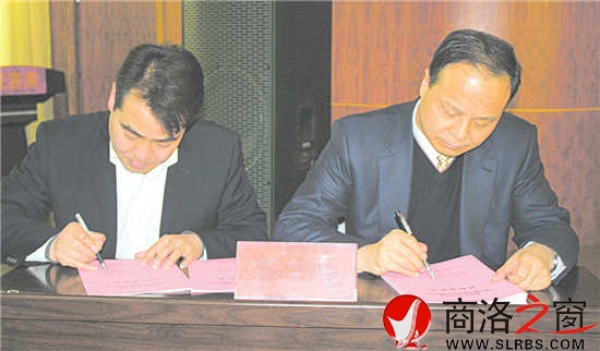 區(qū)委書(shū)記張盈安與鎮(zhèn)辦負(fù)責(zé)人簽訂黨風(fēng)廉政目標(biāo)責(zé)任書(shū)