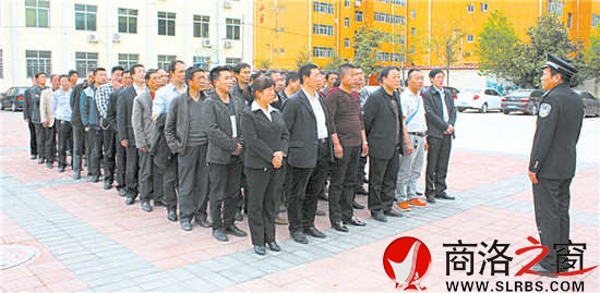 組織鎮(zhèn)辦部門(mén)領(lǐng)導(dǎo)干部和村（社區(qū)）干部到商州監(jiān)獄接受警示教育