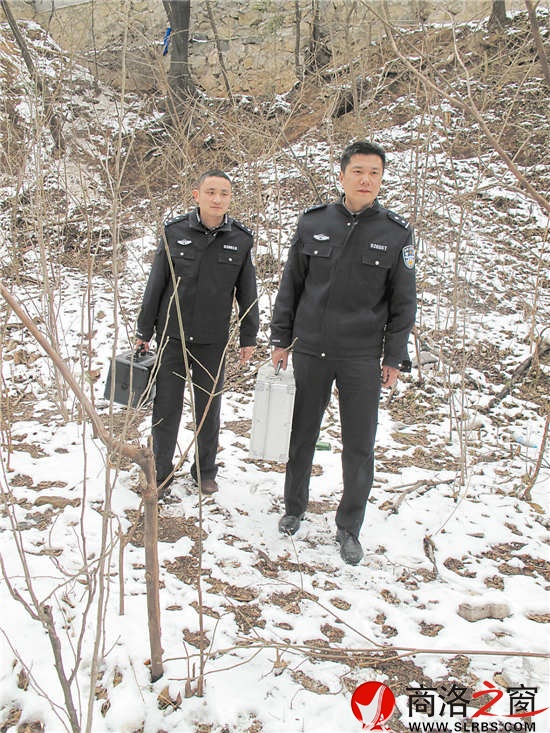 踏著積雪，劉崗與劉金鎖攜帶勘察箱急赴案發(fā)現(xiàn)場。