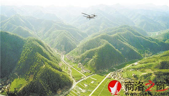 堅持年年飛播造林，大力實(shí)施生態(tài)修復(fù)，創(chuàng)造了山清水秀林茂的優(yōu)美生態(tài)環(huán)境。