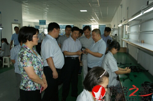 　　在縣委副書記、縣長崔華鋒和市縣財政部門的陪同下，張洪斌一行到神州實業(yè)電子科技產(chǎn)業(yè)園深入了解企業(yè)生產(chǎn)銷售發(fā)展情況
