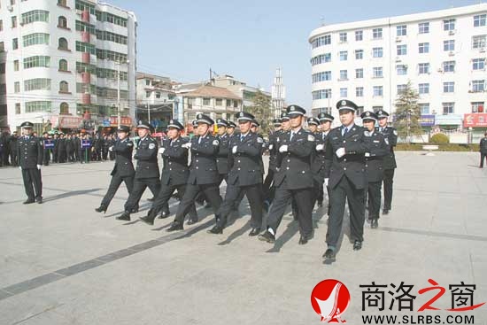 近日，城關(guān)派出所開展民警大練兵，使全體民警以飽滿的精神投入到工作中。